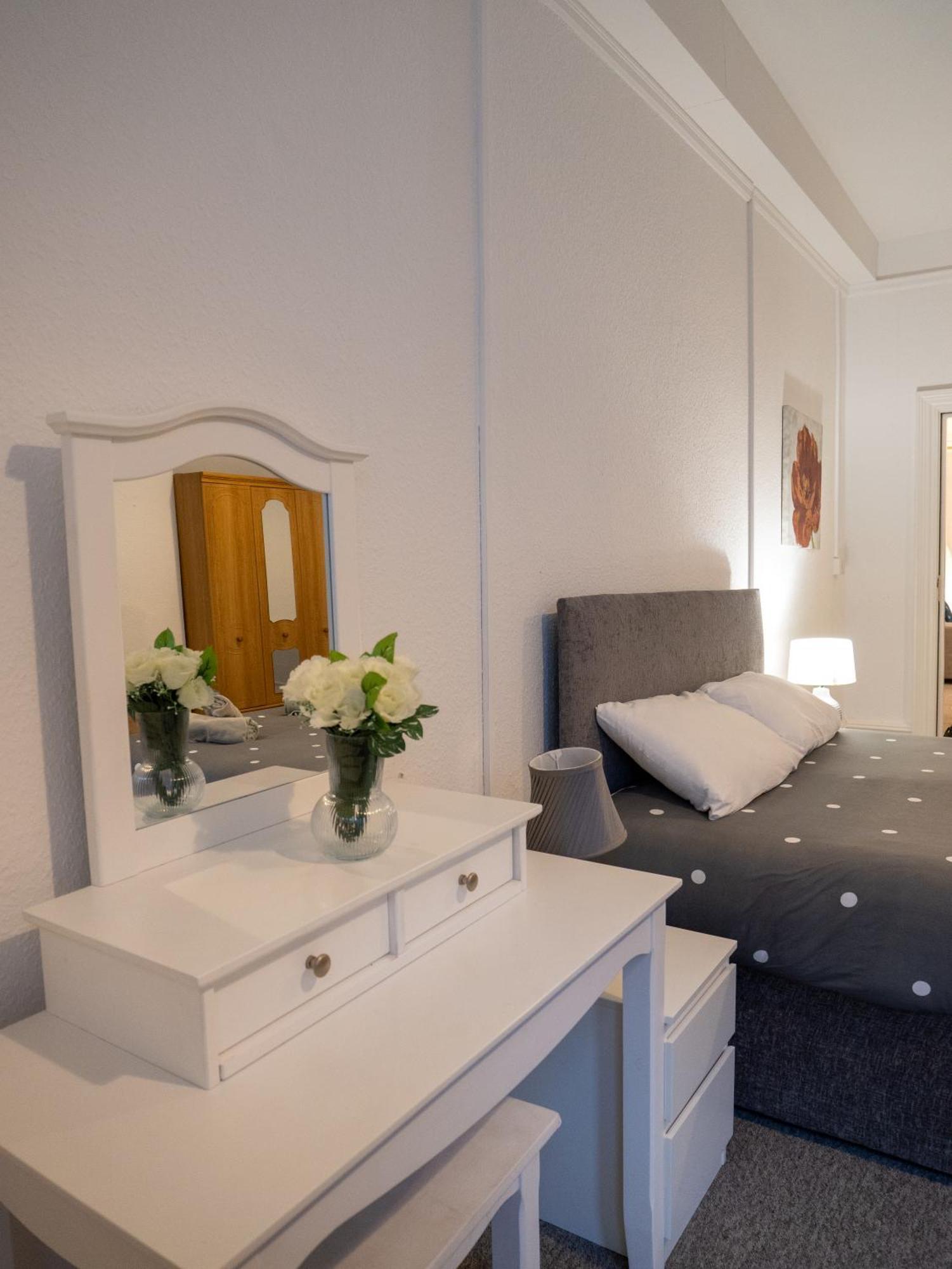 Appartamento Luxury,Location And Convenience Bournemouth Esterno foto